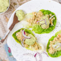 Cogollos con ensalada de garbanzos y crema de aguacate