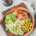 Ensalada de coliflor con salmón y aguacate