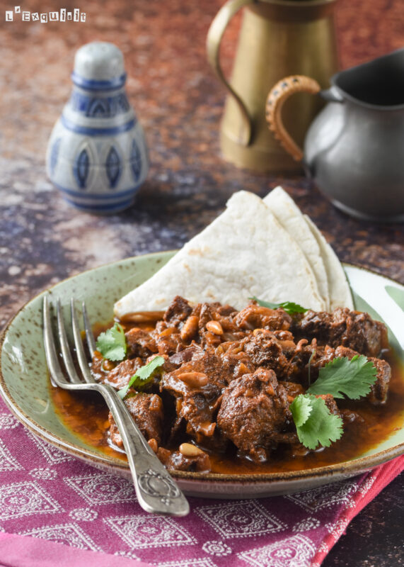 Estofado de cordero con dátiles y piñones