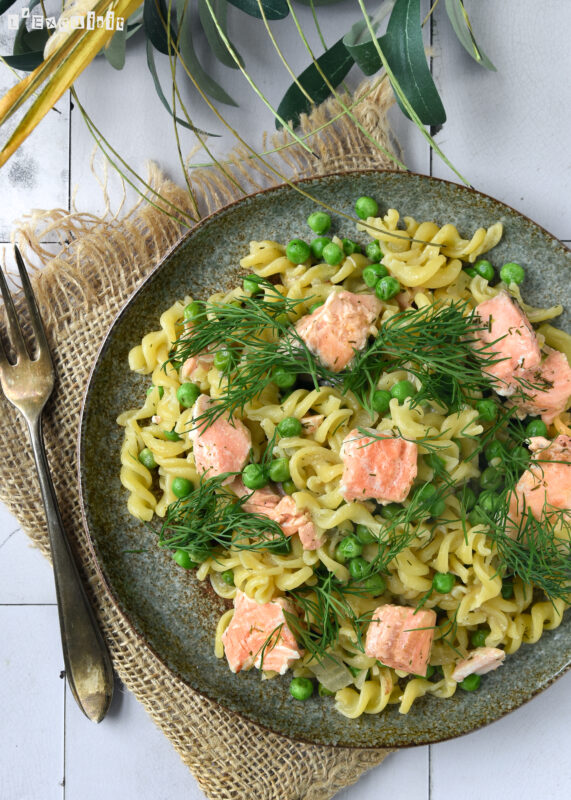 Pasta con salmón y guisantes