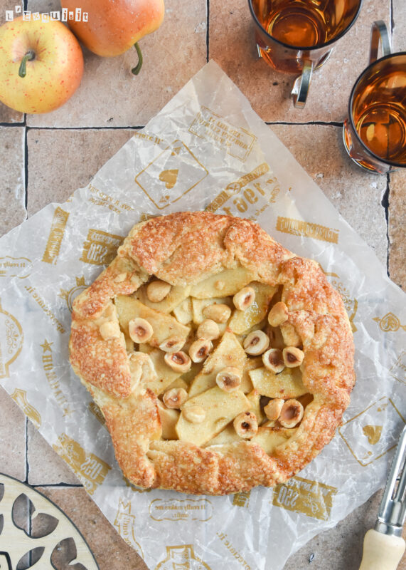 Galette con manzana y avellanas