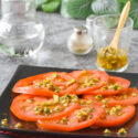Carpaccio de tomate con aliño de pistachos