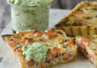 Hojaldre con salmón y salsa de guisantes