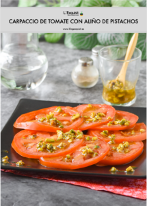 Carpaccio de tomate con aliño de pistachos