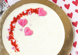 Tarta de mousse de chocolate blanco y frambuesas