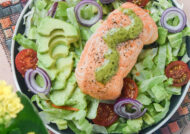 Ensalada con salmón y salsa de cilantro