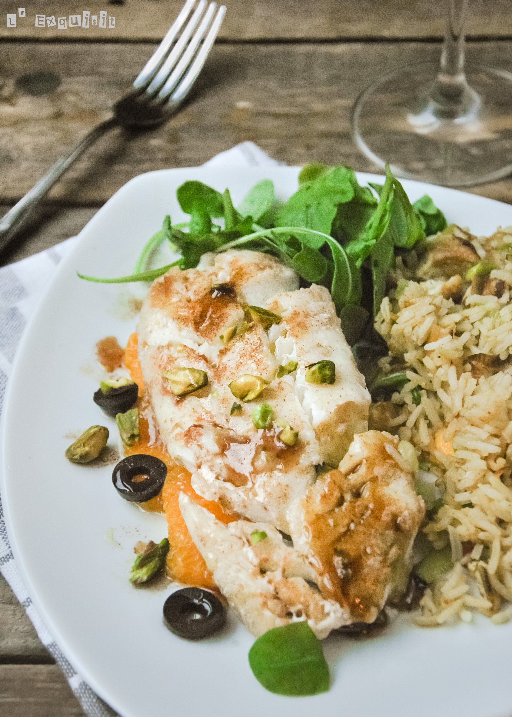 Bacalao especiado sobre lecho de ensalada {arábica} de naranja