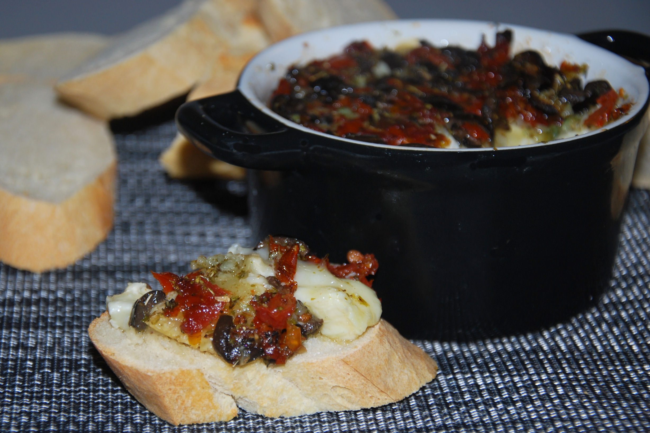 Brie al horno con olivas y tomates semisecos