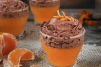 Gelatina de mandarina con mousse de chocolate