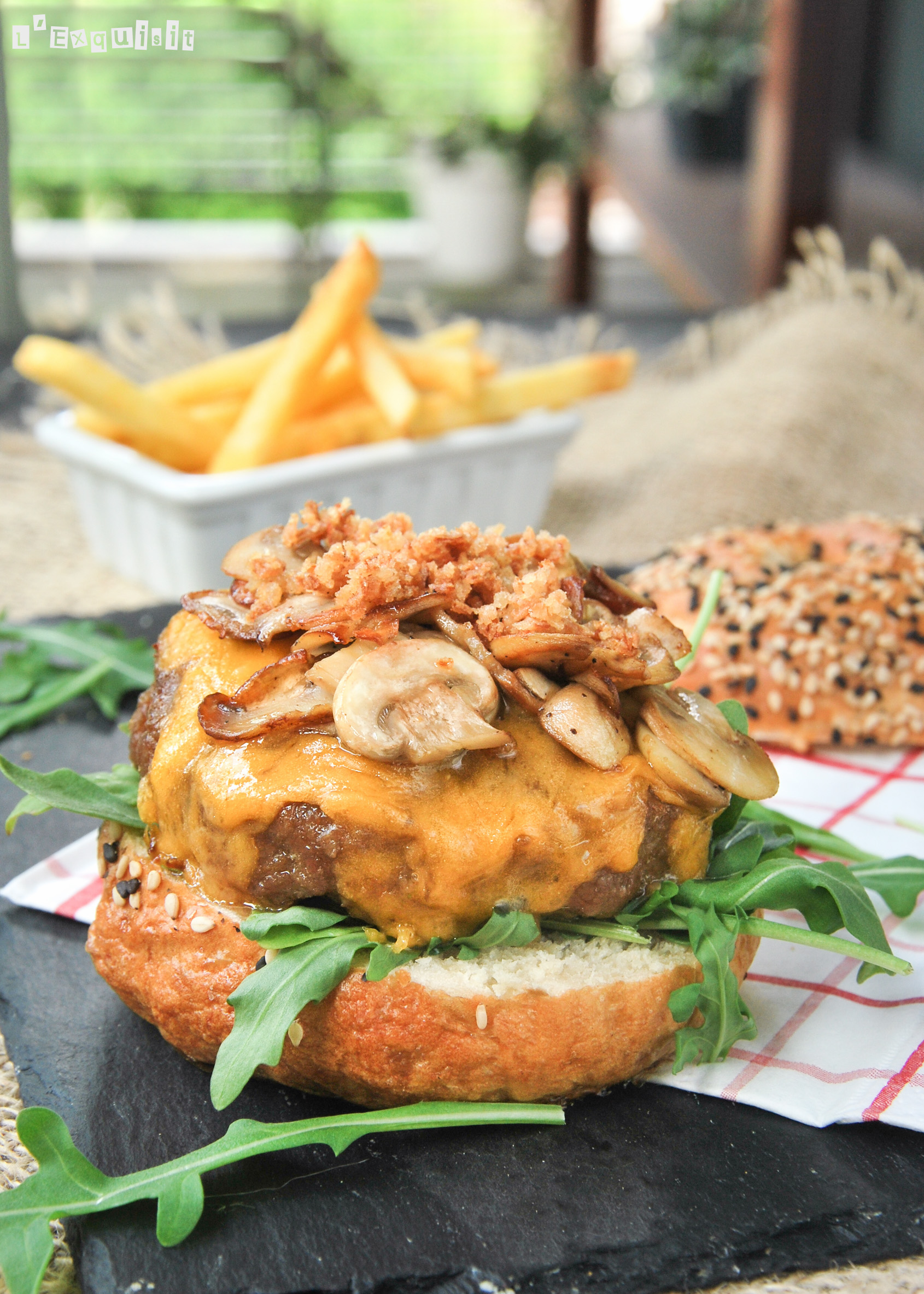 Hamburguesa con cheddar y champiñones