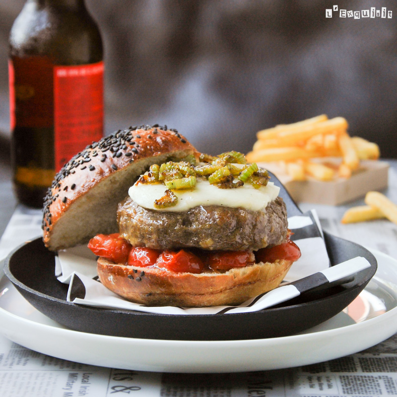Hamburguesa con tomates y apio