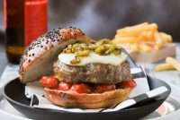 Hamburguesa con tomates y apio