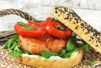 Hamburguesa de gambas con tomates