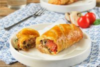 Hojaldre con champiñones, tomates y queso