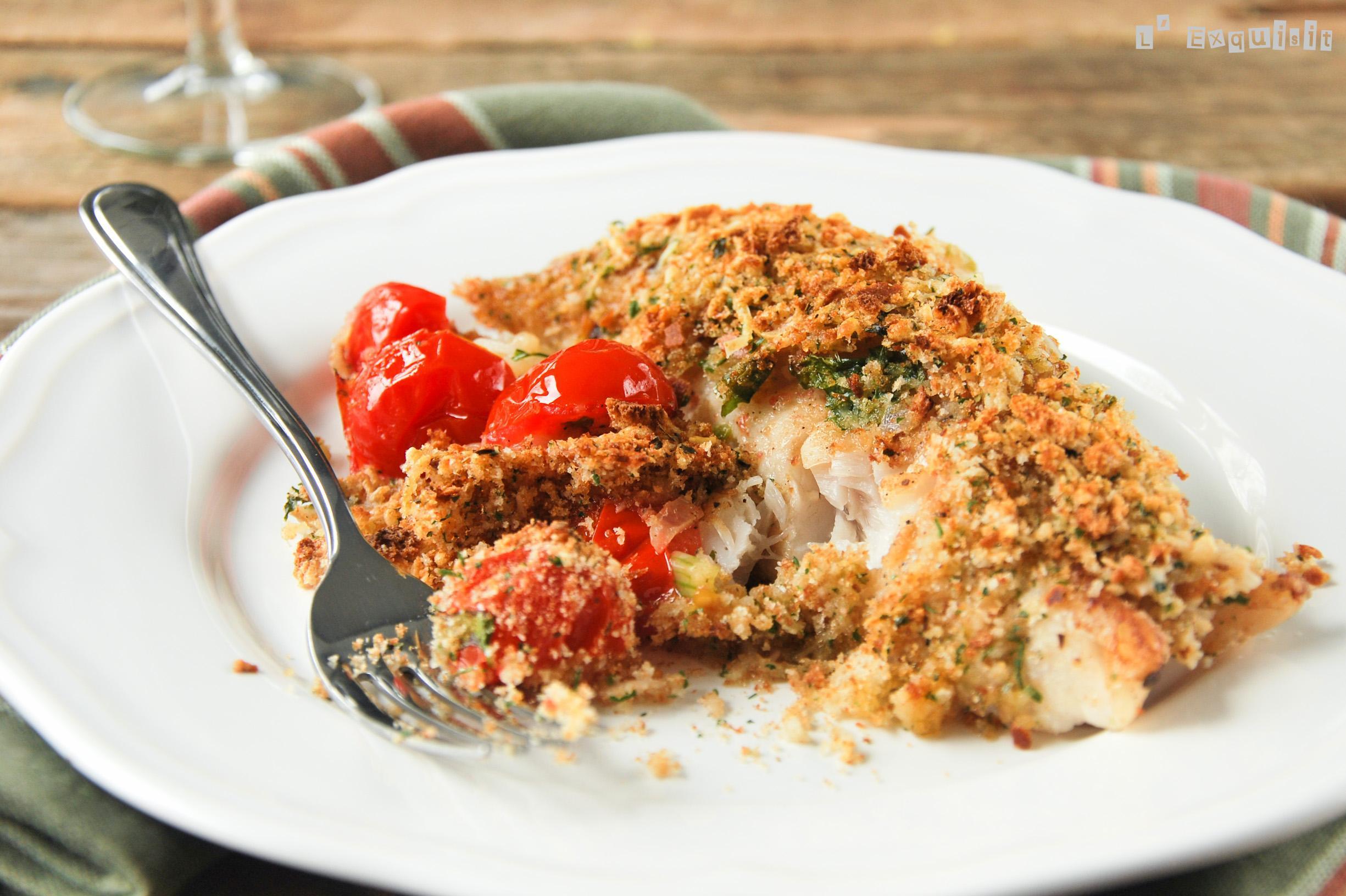 Pescado con crujiente de parmesano y tomatitos
