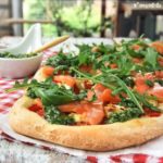 Pizza con tomates, salmon y semi pesto de perejil {con y sin gluten}
