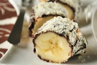 Plátano con chocolate crujiente y frutos secos