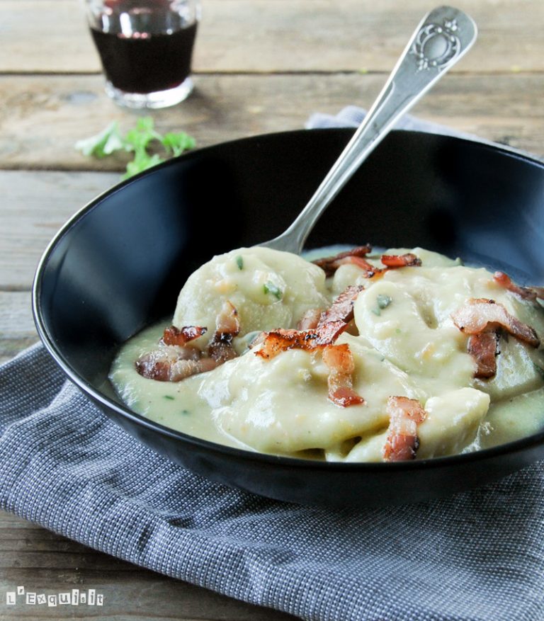 Raviolis de ricotta y patata sobre crema de verduras