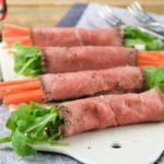 Rollito de rosbief con zanahoria y rúcula