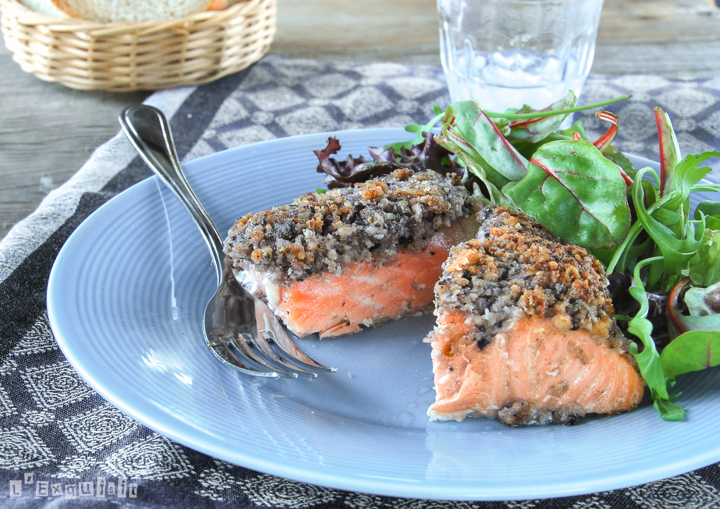 Salmón con corteza de olivas negras y limón