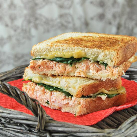 Sandwich caliente de salmón y espinacas