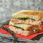 Sandwich caliente de salmón y espinacas
