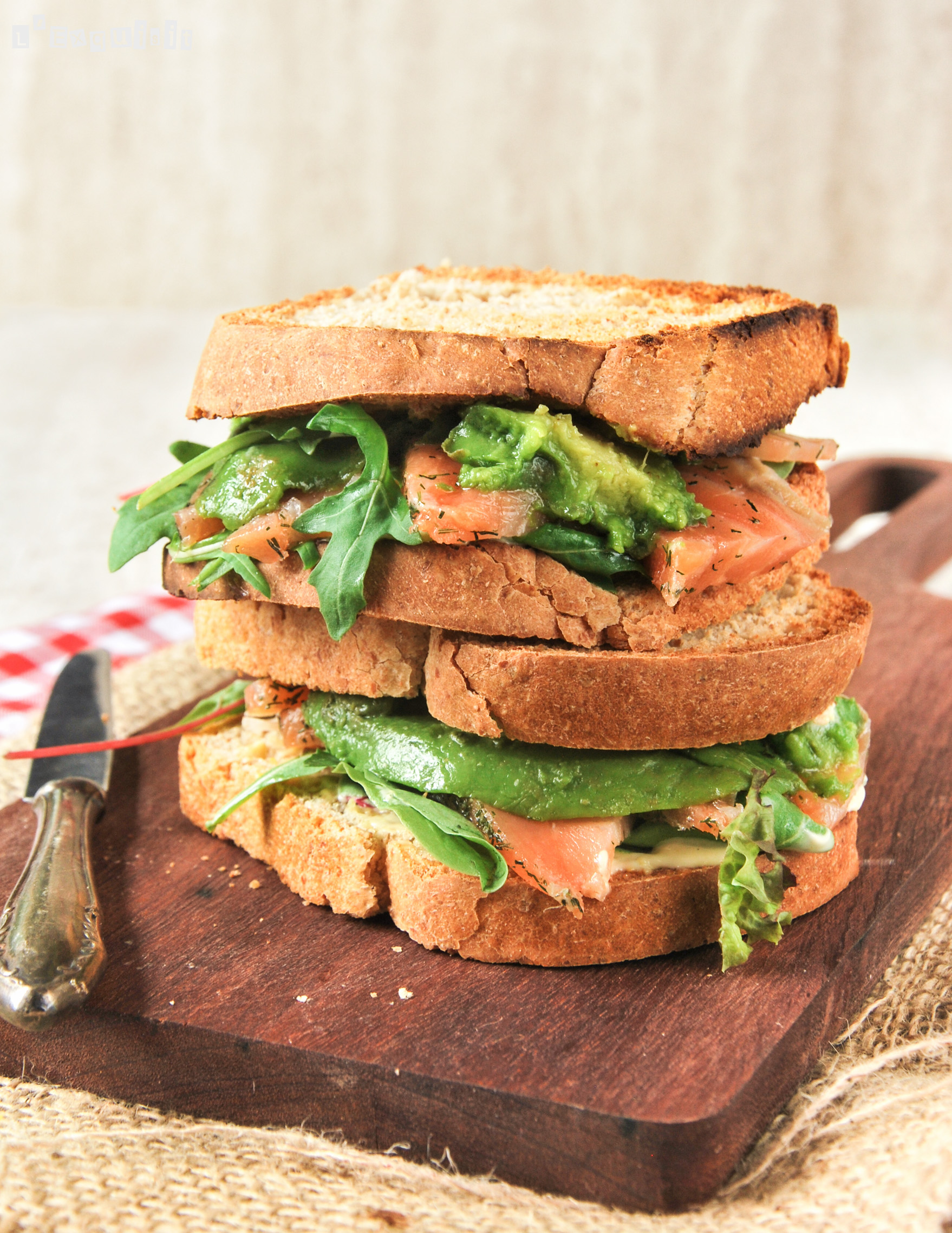 Sandwich de salmón y aguacate