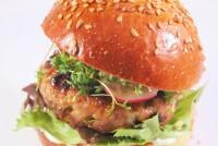 Hamburguesa de carne con cacahuetes y jarabe de arce