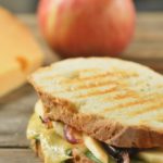Sandwich con queso, manzana y cebolla caramelizada