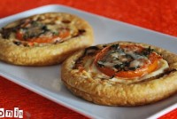 Tartaleta de cebolla, tomate y queso